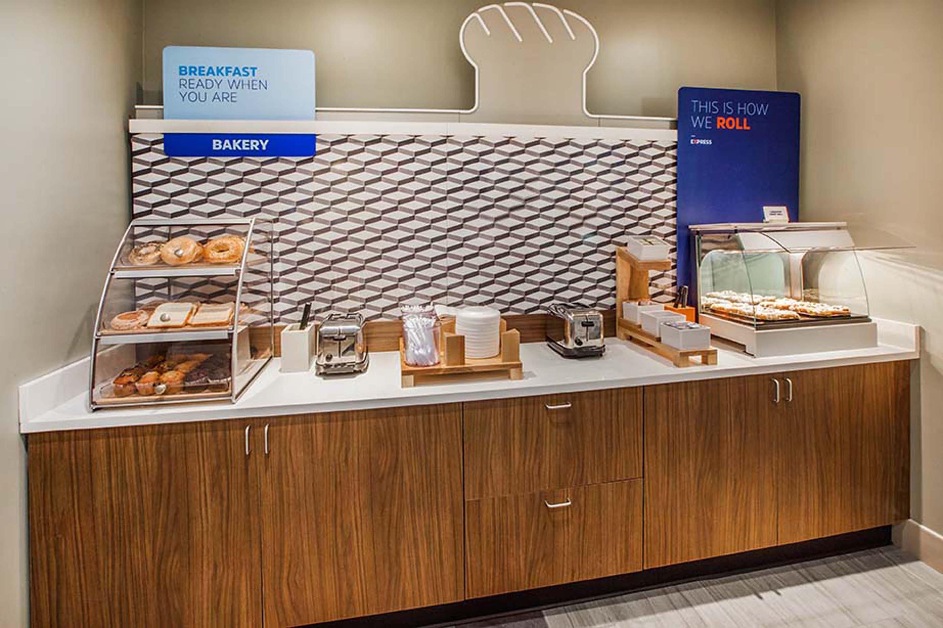 Holiday Inn Express & Suites - Boston South - Randolph By Ihg Exterior foto