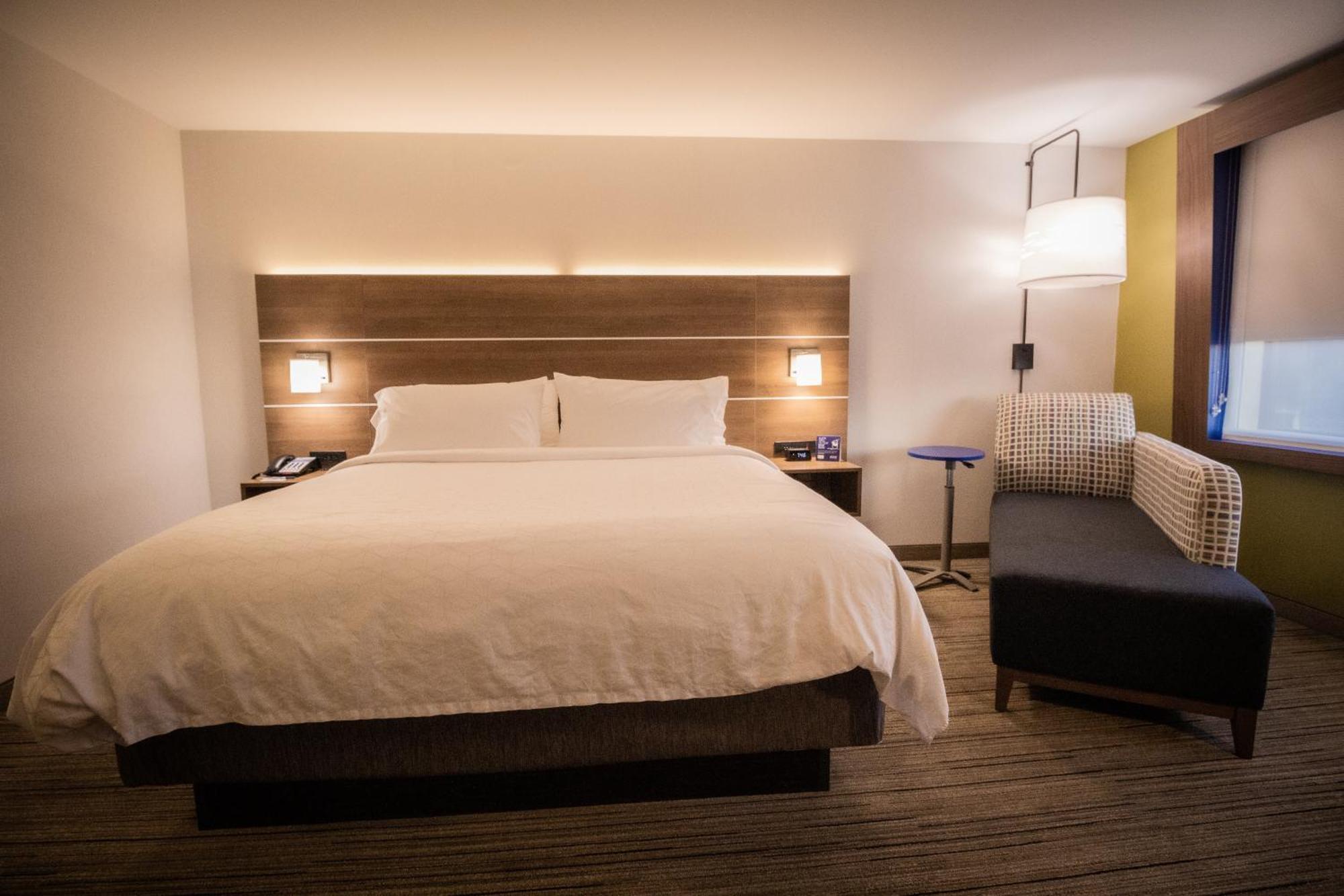 Holiday Inn Express & Suites - Boston South - Randolph By Ihg Exterior foto
